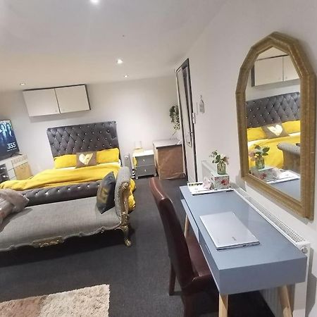 A Cosy Deluxe Size Studio With Queen Size And Sofa Bed Apartment Leeds  Bagian luar foto