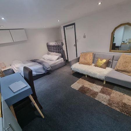 A Cosy Deluxe Size Studio With Queen Size And Sofa Bed Apartment Leeds  Bagian luar foto