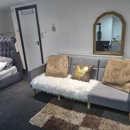 A Cosy Deluxe Size Studio With Queen Size And Sofa Bed Apartment Leeds  Bagian luar foto