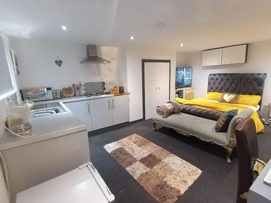 A Cosy Deluxe Size Studio With Queen Size And Sofa Bed Apartment Leeds  Bagian luar foto