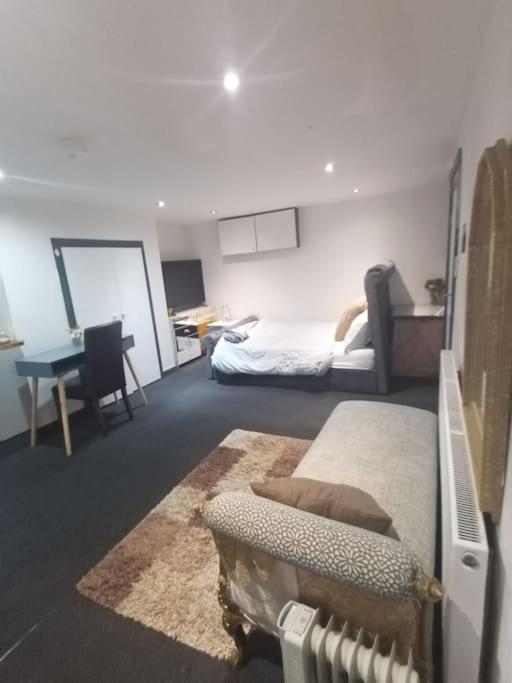 A Cosy Deluxe Size Studio With Queen Size And Sofa Bed Apartment Leeds  Bagian luar foto