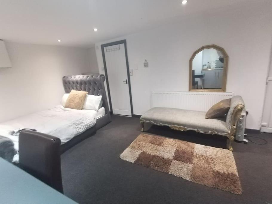 A Cosy Deluxe Size Studio With Queen Size And Sofa Bed Apartment Leeds  Bagian luar foto