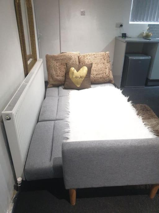 A Cosy Deluxe Size Studio With Queen Size And Sofa Bed Apartment Leeds  Bagian luar foto