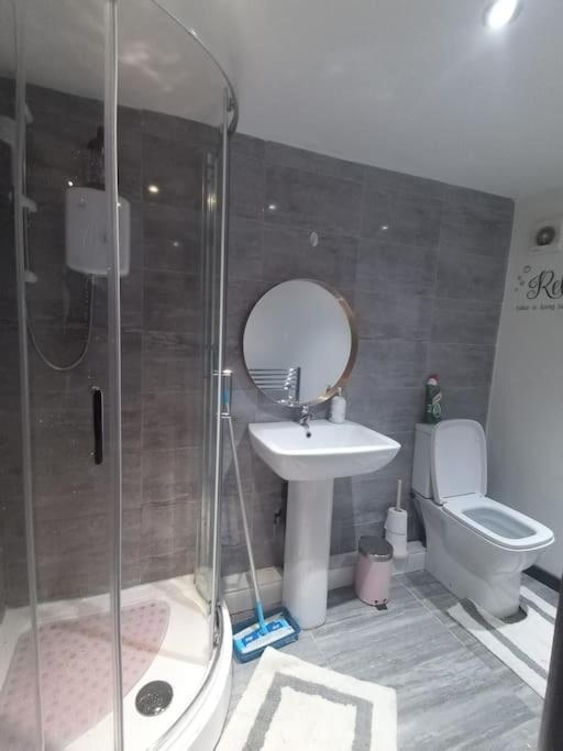 A Cosy Deluxe Size Studio With Queen Size And Sofa Bed Apartment Leeds  Bagian luar foto