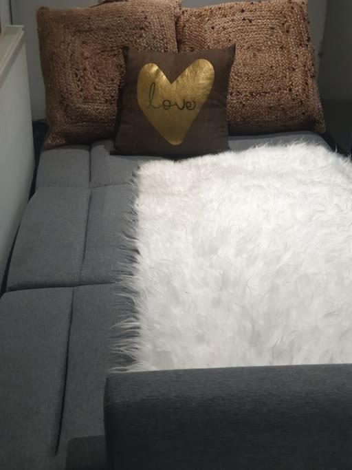 A Cosy Deluxe Size Studio With Queen Size And Sofa Bed Apartment Leeds  Bagian luar foto
