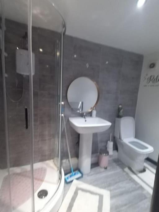 A Cosy Deluxe Size Studio With Queen Size And Sofa Bed Apartment Leeds  Bagian luar foto
