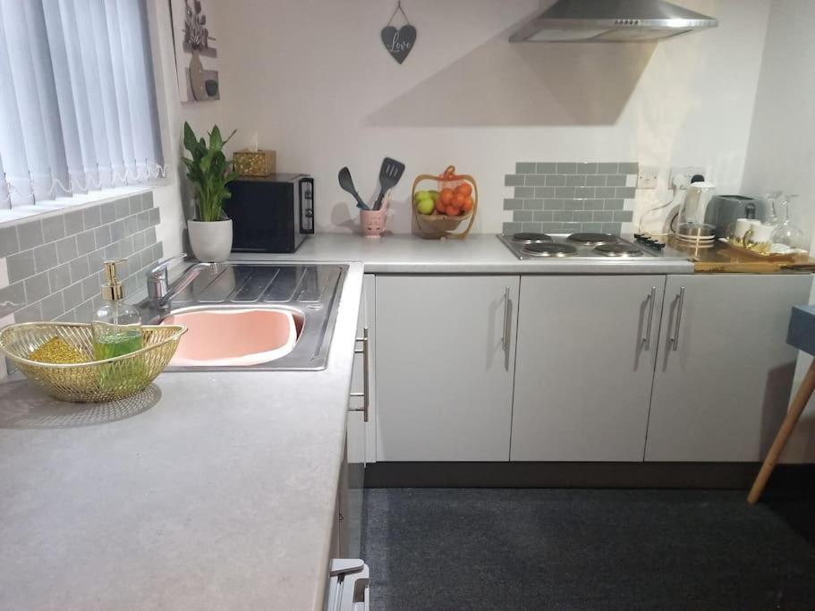A Cosy Deluxe Size Studio With Queen Size And Sofa Bed Apartment Leeds  Bagian luar foto