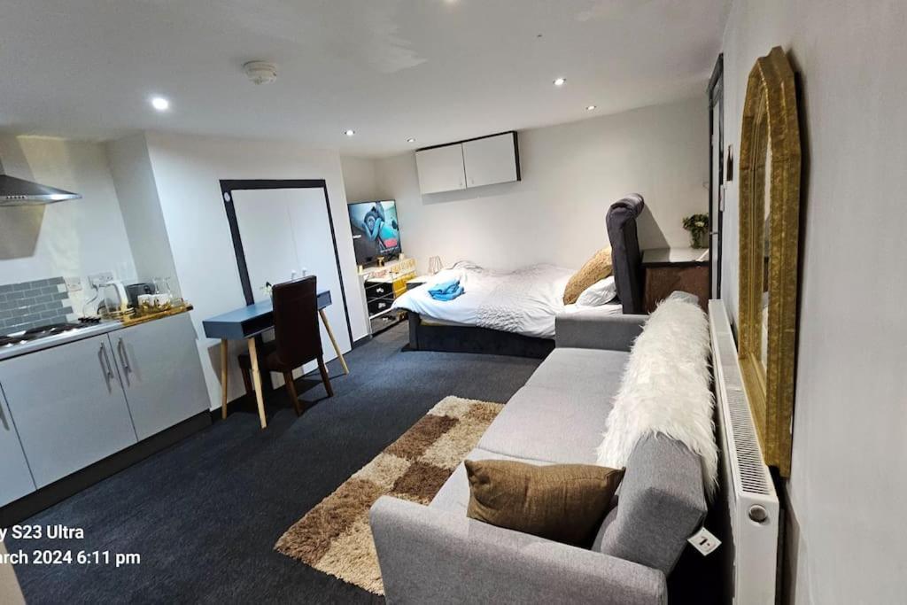 A Cosy Deluxe Size Studio With Queen Size And Sofa Bed Apartment Leeds  Bagian luar foto