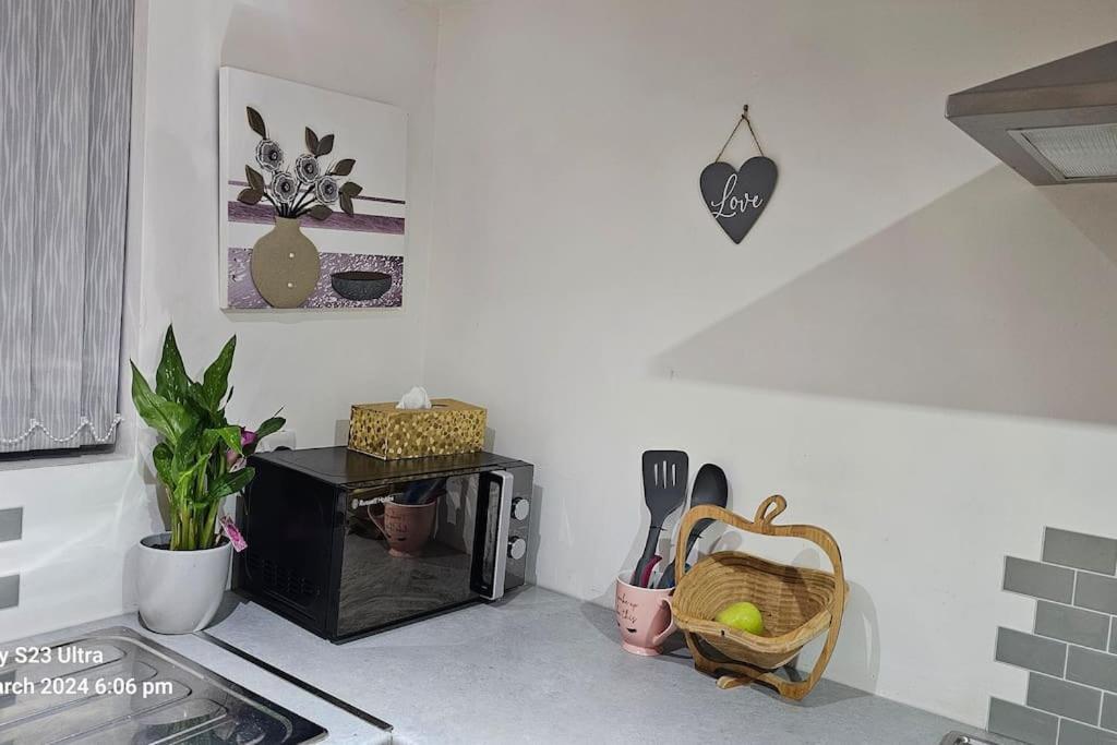 A Cosy Deluxe Size Studio With Queen Size And Sofa Bed Apartment Leeds  Bagian luar foto