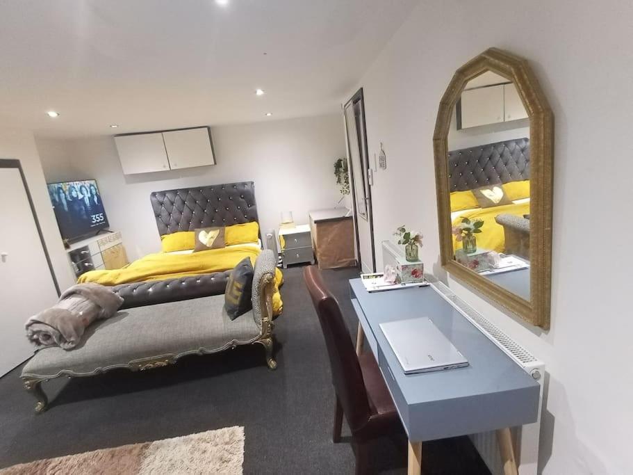 A Cosy Deluxe Size Studio With Queen Size And Sofa Bed Apartment Leeds  Bagian luar foto