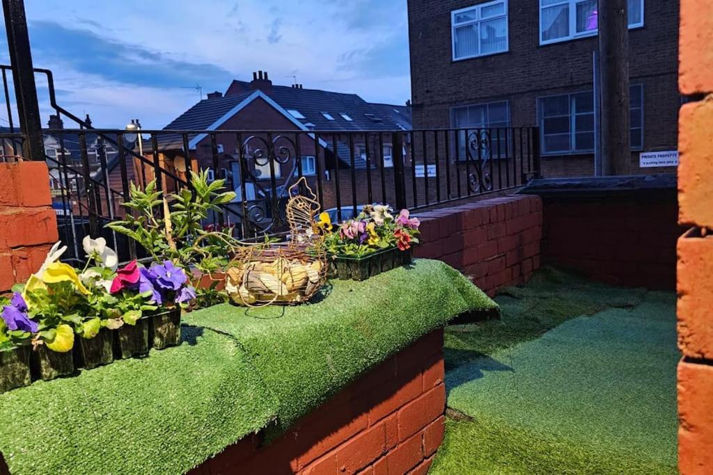 A Cosy Deluxe Size Studio With Queen Size And Sofa Bed Apartment Leeds  Bagian luar foto