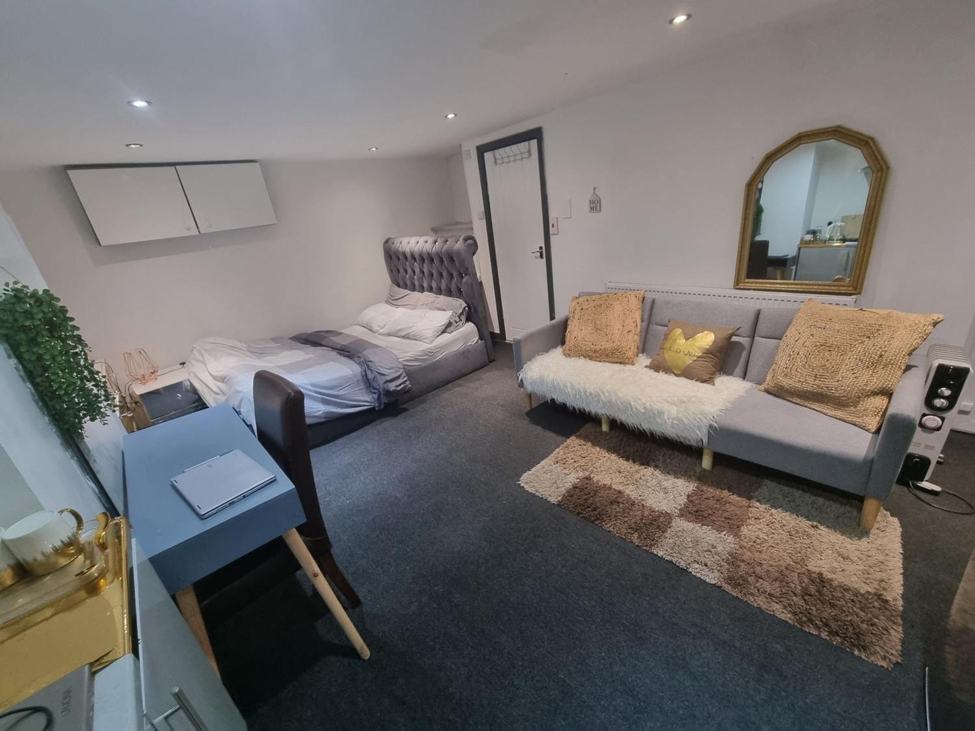 A Cosy Deluxe Size Studio With Queen Size And Sofa Bed Apartment Leeds  Bagian luar foto