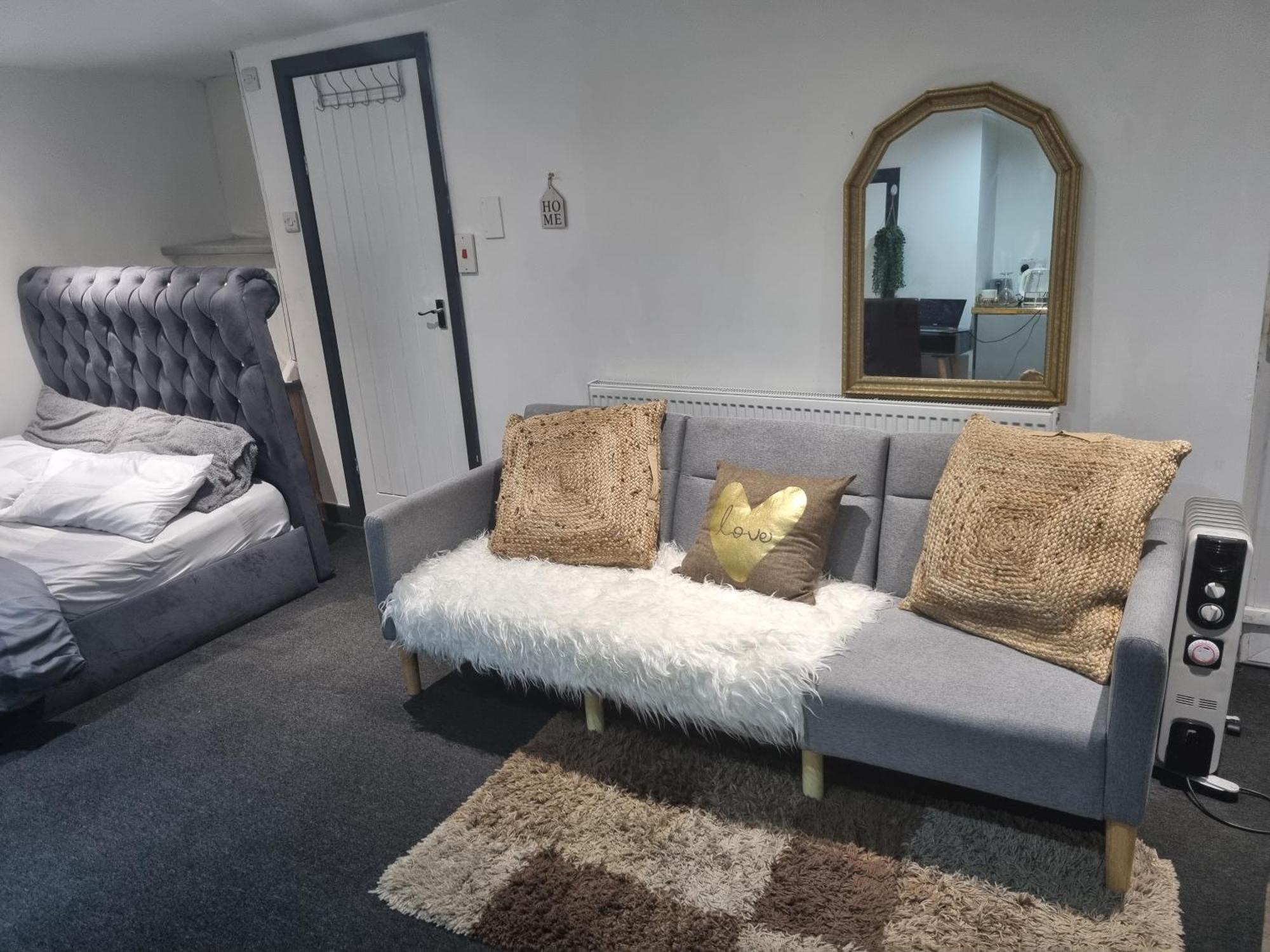 A Cosy Deluxe Size Studio With Queen Size And Sofa Bed Apartment Leeds  Bagian luar foto