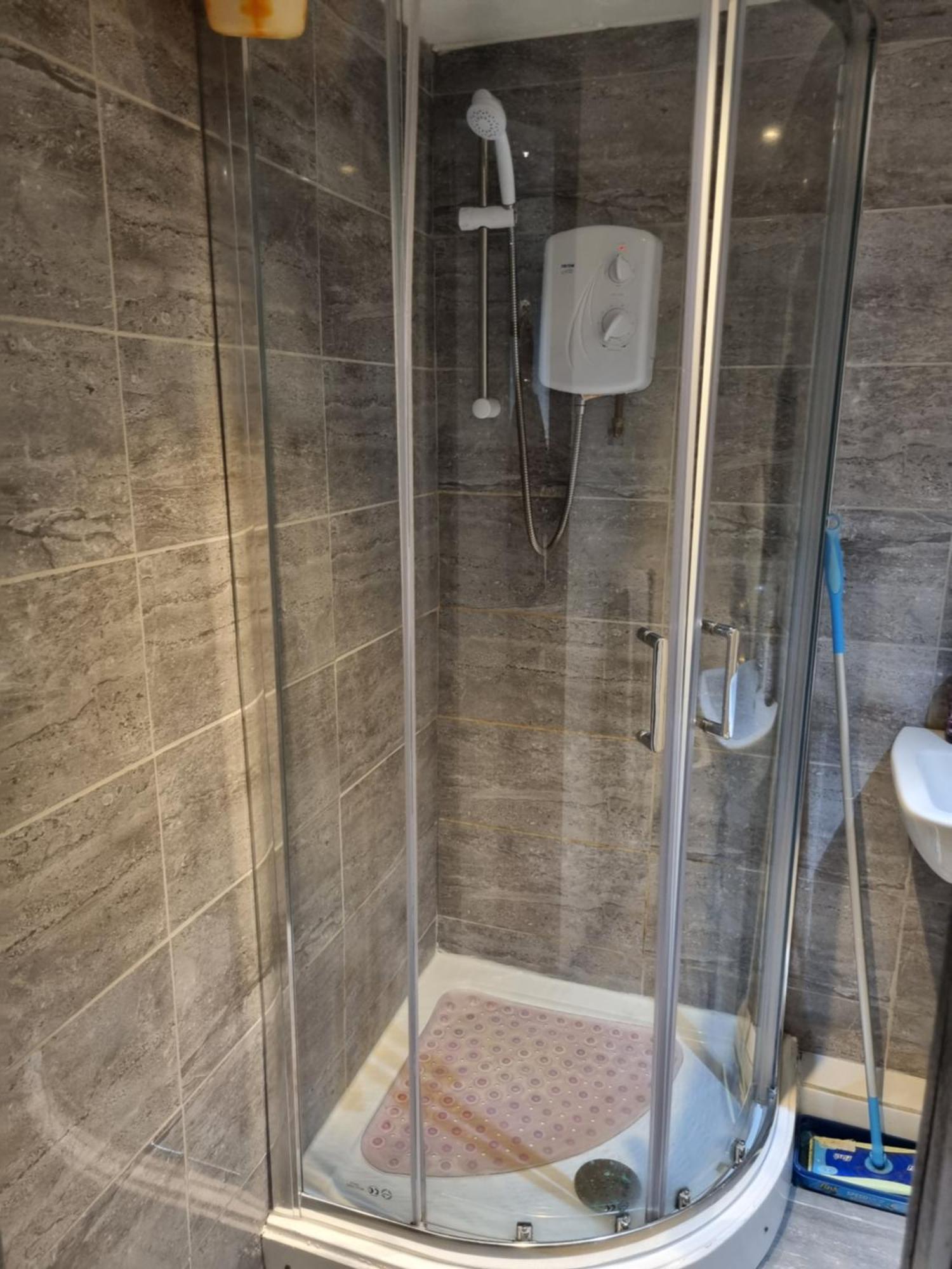 A Cosy Deluxe Size Studio With Queen Size And Sofa Bed Apartment Leeds  Bagian luar foto