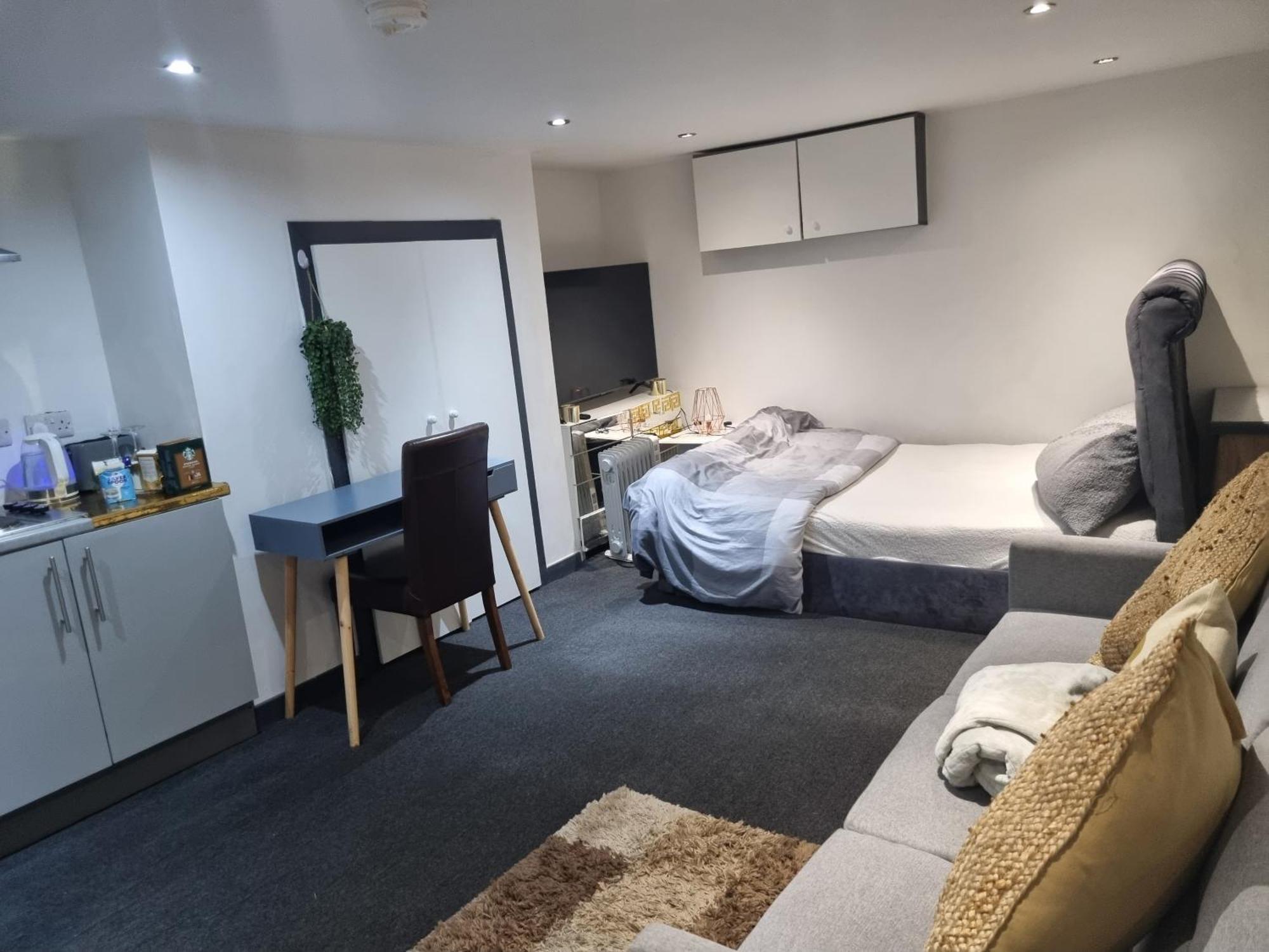 A Cosy Deluxe Size Studio With Queen Size And Sofa Bed Apartment Leeds  Bagian luar foto