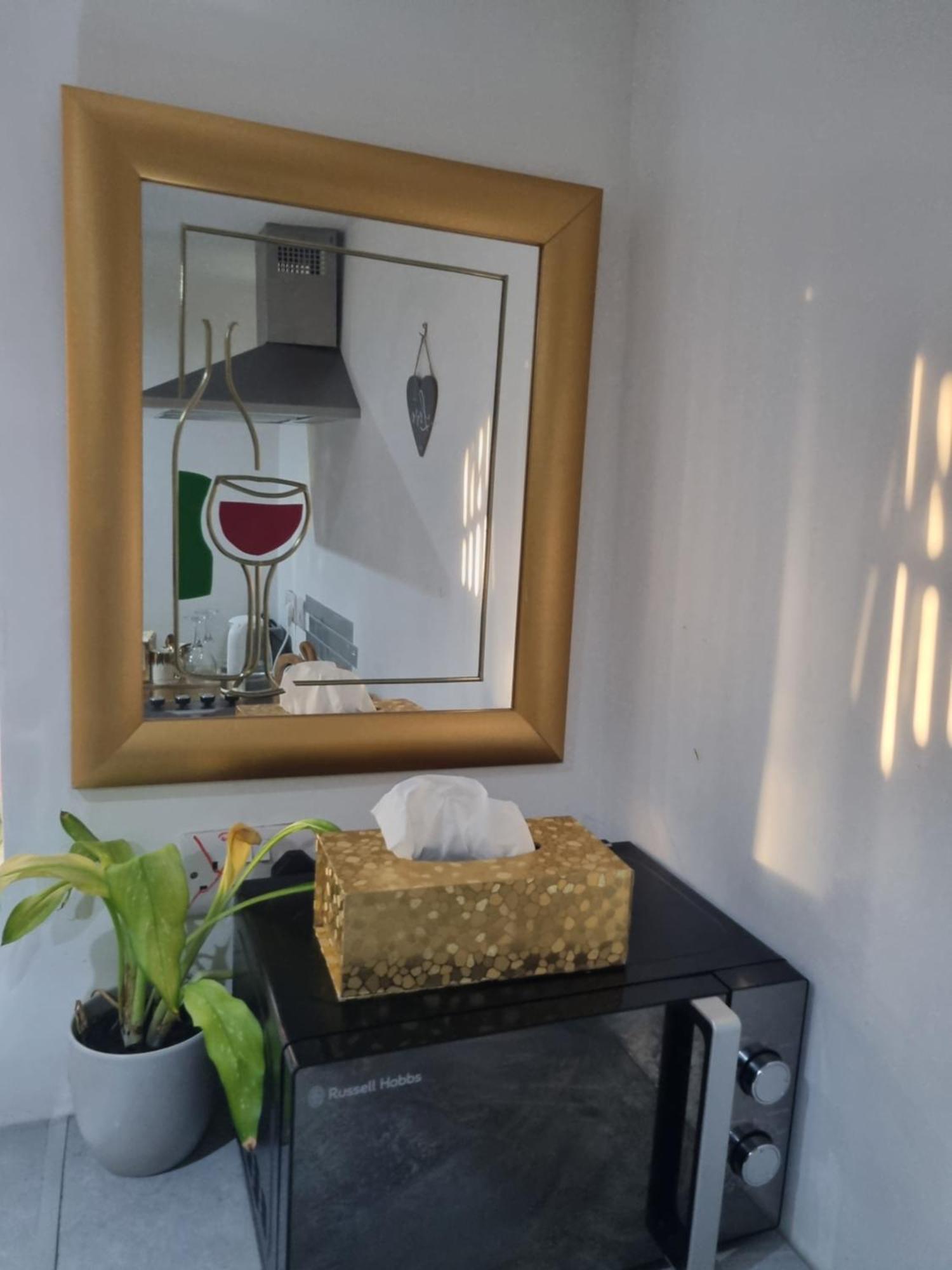 A Cosy Deluxe Size Studio With Queen Size And Sofa Bed Apartment Leeds  Bagian luar foto