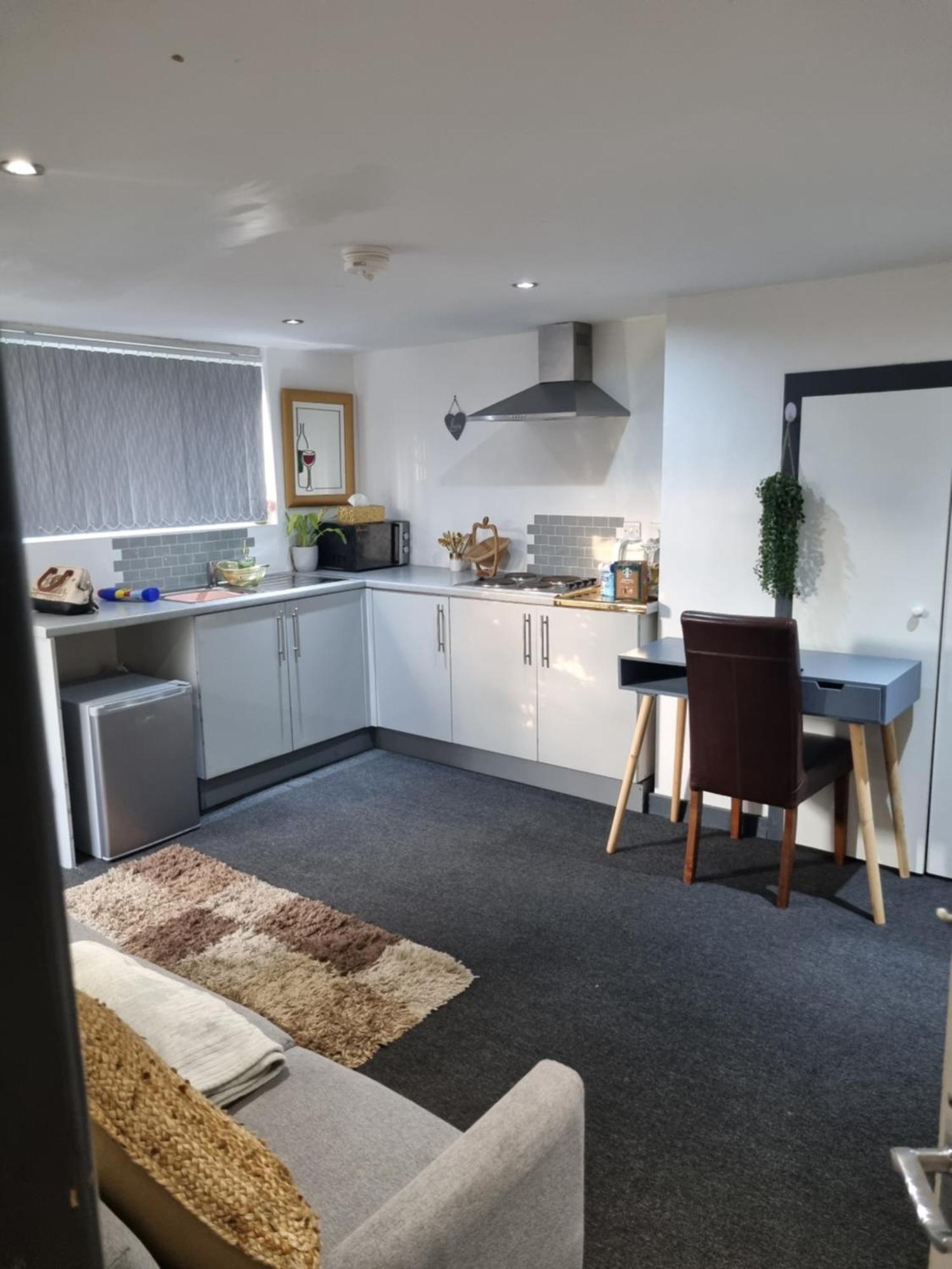 A Cosy Deluxe Size Studio With Queen Size And Sofa Bed Apartment Leeds  Bagian luar foto