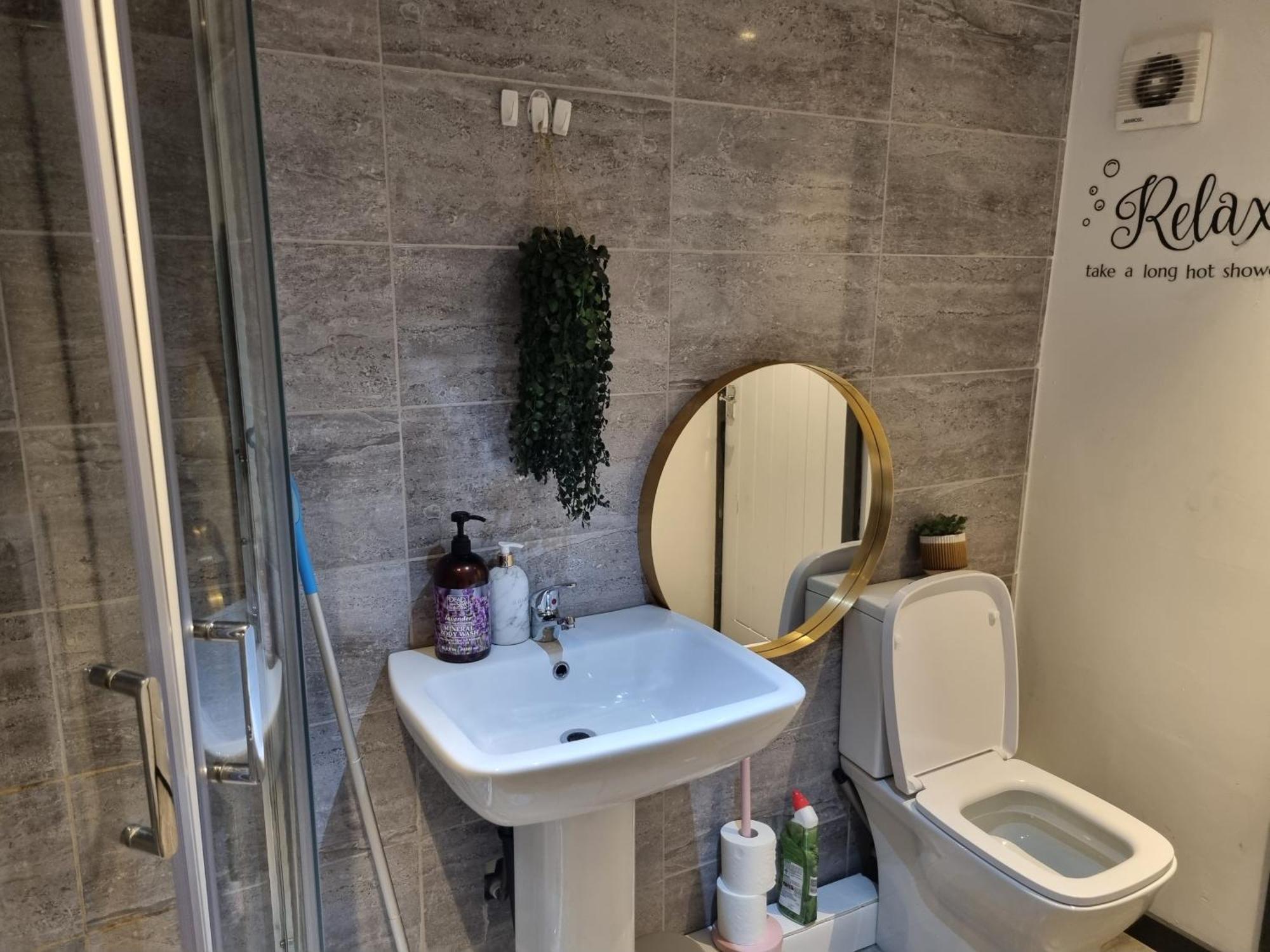 A Cosy Deluxe Size Studio With Queen Size And Sofa Bed Apartment Leeds  Bagian luar foto